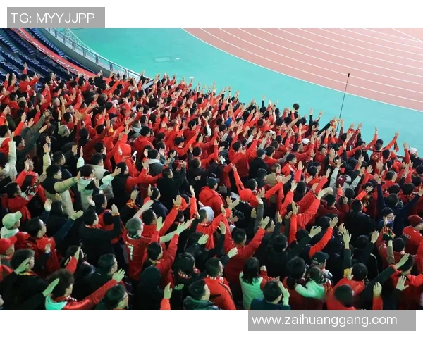 球迷在看台上表白成功，现场掌声雷动